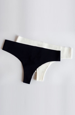 Seamless mid-rise thong panties antique white/black (2 pcs.) INVISIBLE Kleo 143 M, COLOR MIX, L
